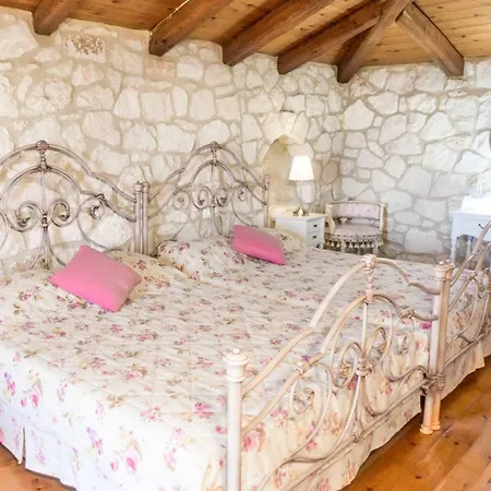 Willa Ariadne Aresti *